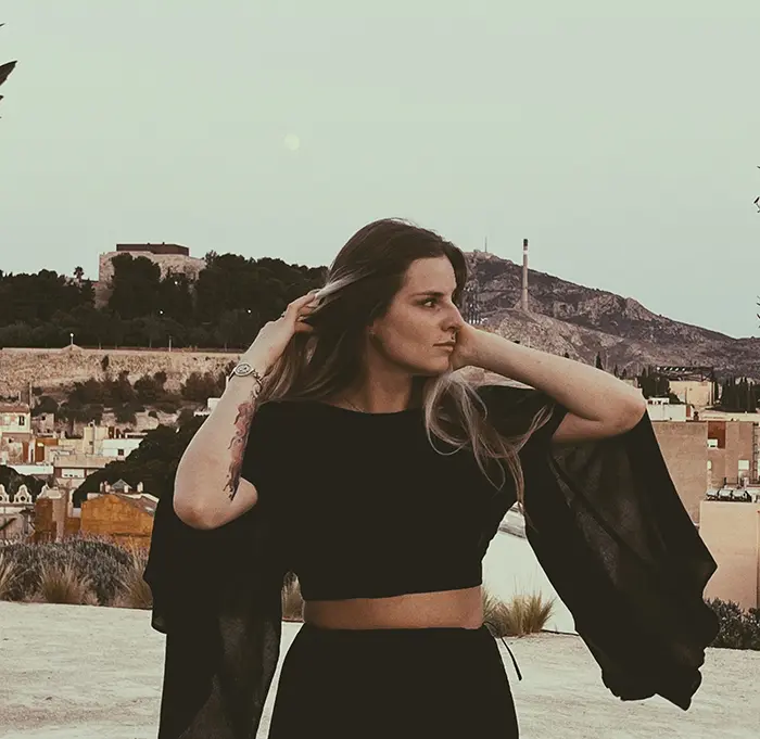 Портретная фотография на фоне города